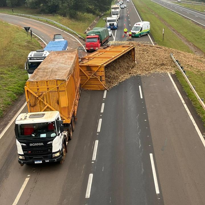 Foto 5 de 7 — Carreta tomba e causa lentidão na Rodovia Washington Luís (SP-310)